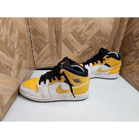 Jordan 1 Mid Women's University Gold Yellow Size 7.5. 623 - Picture 5 of 11